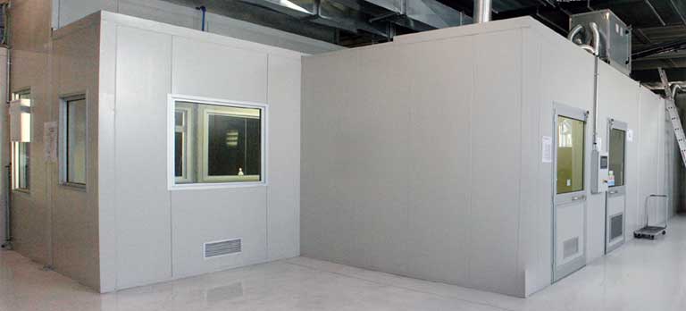 Automated painting unit, composed of a painting booth, a flexible carrier and an anthropomorphic robot programmed to perform all the painting operations.