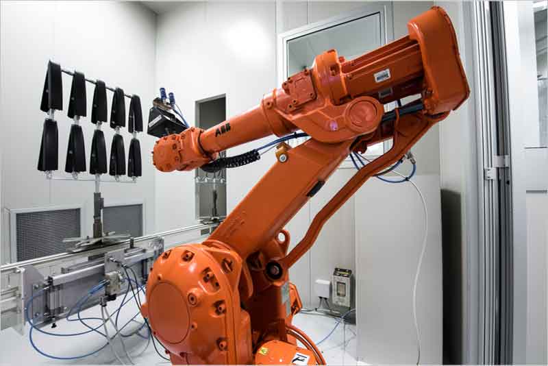 Esempio di robot in impianto verniciatura: autoapprendimento, ottimizzazione del processo, interconnessione di fabbrica