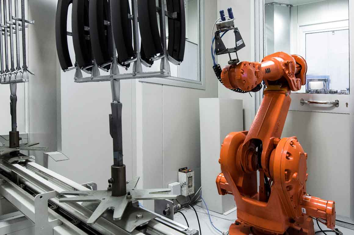 Robot antropomorfo ABB. Pretrattamento prima della verniciatura